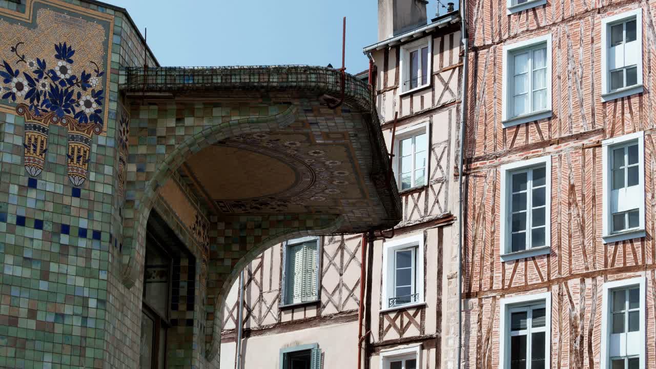 Facciate tradizionali in legno e mattoni accanto a strutture moderne nel cuore di Limoges. Patrimonio urbano in Nuova Aquitania. Ripresa dal basso