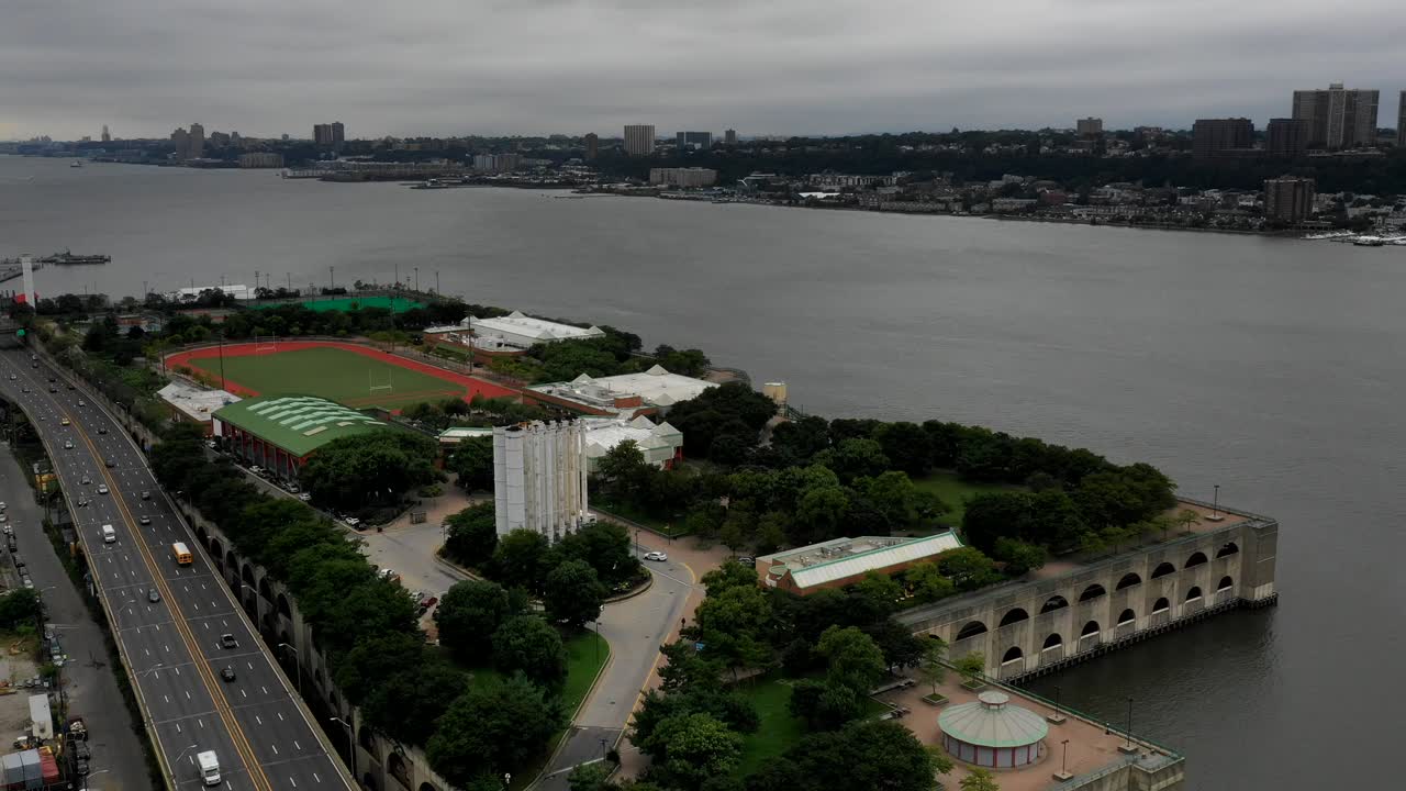 4k의 맨해튼 뉴욕 서쪽 고속도로의 드론 하이퍼랩스