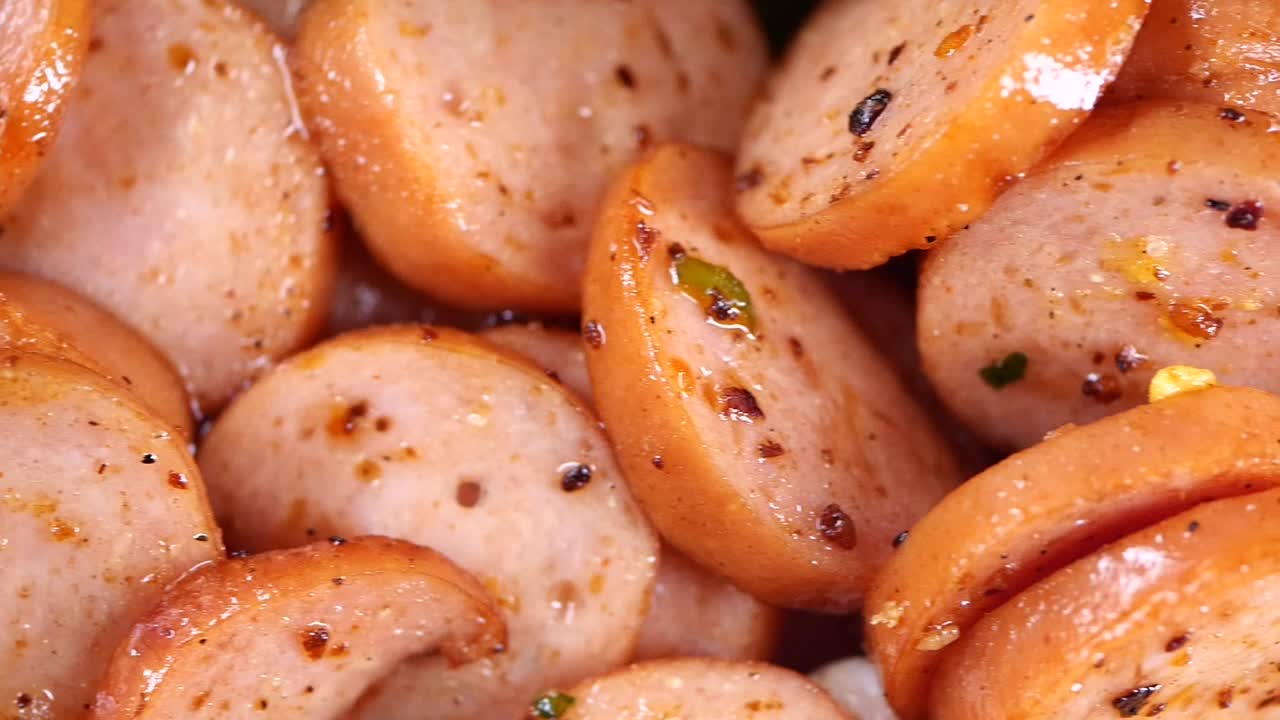 Primo piano di salsicce cotte a fette con spezie