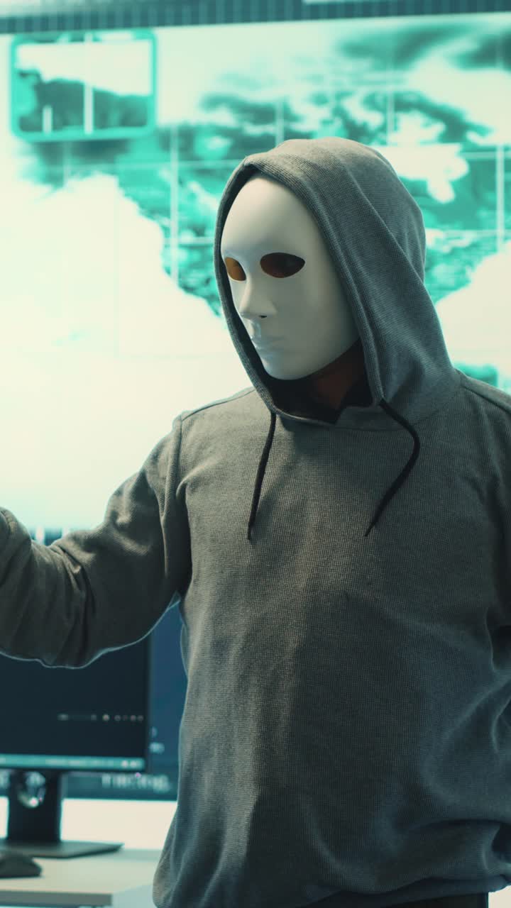 Persona anonima mascherata con felpa con cappuccio che registra video con smartphone