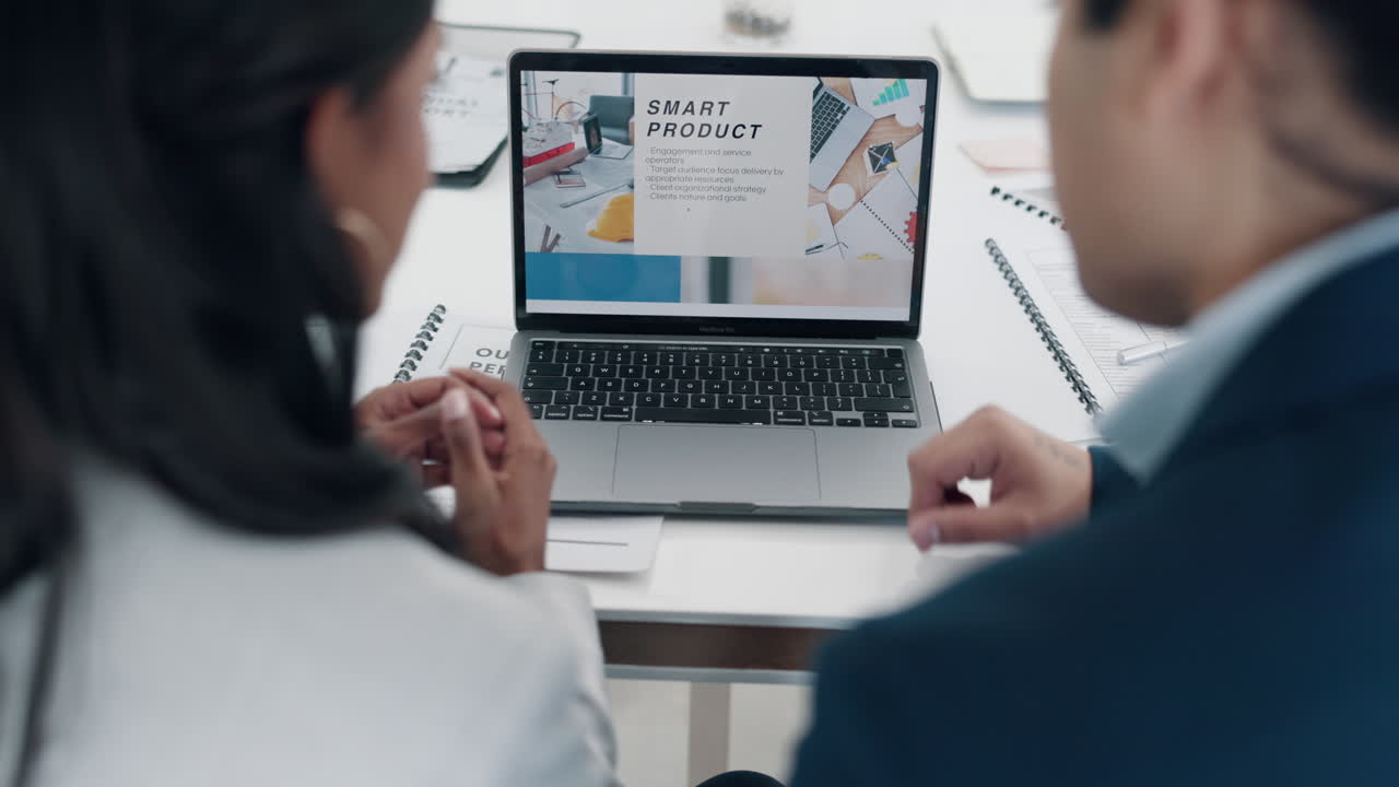 pantalla de portátil, hombre y mujer en el sitio web para el mercado