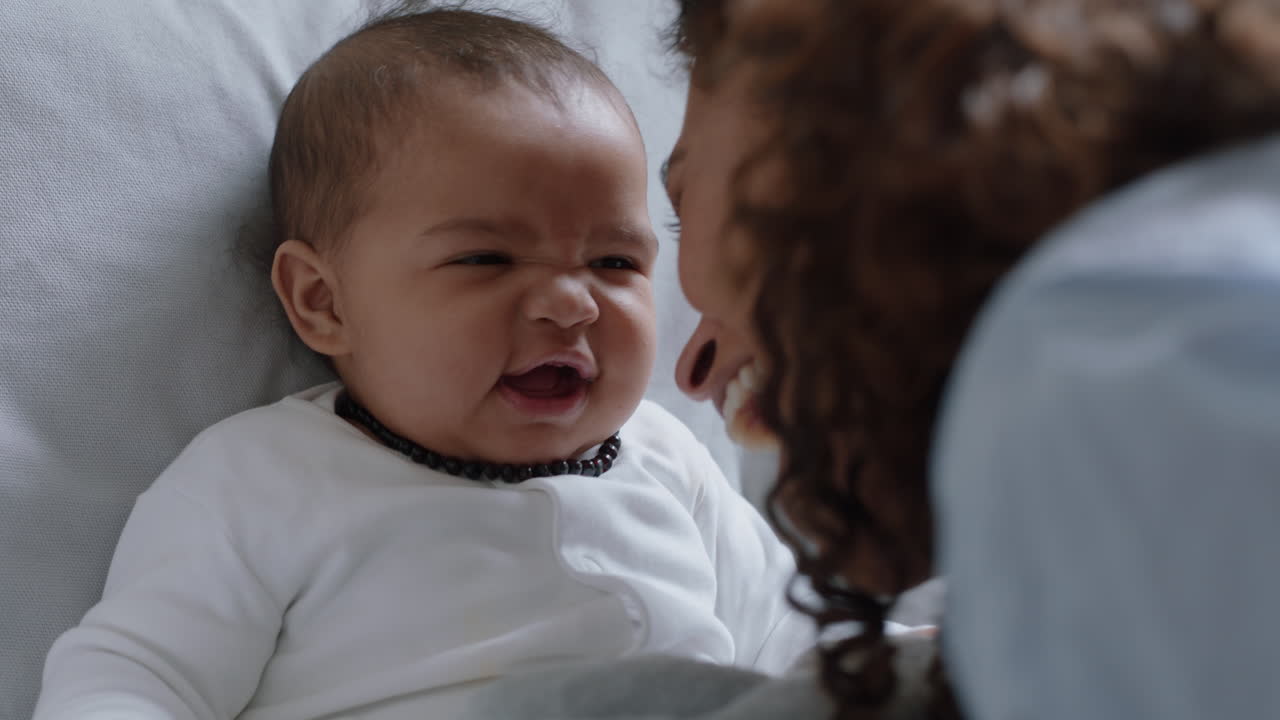 행복한 엄마가 집에서 아기와 함께 놀고 사랑하는 엄마가 귀여운 유아와 함께 재미를 느끼고 부모가 아이와 유대감을 느끼고 모성애를 즐기는 보육 4k 영상