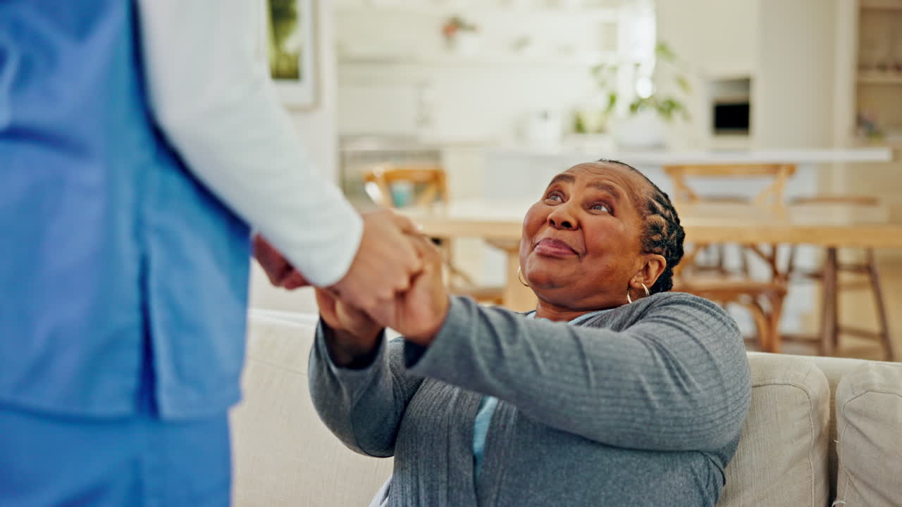 mujer vieja, africana y de la mano con la enfermera