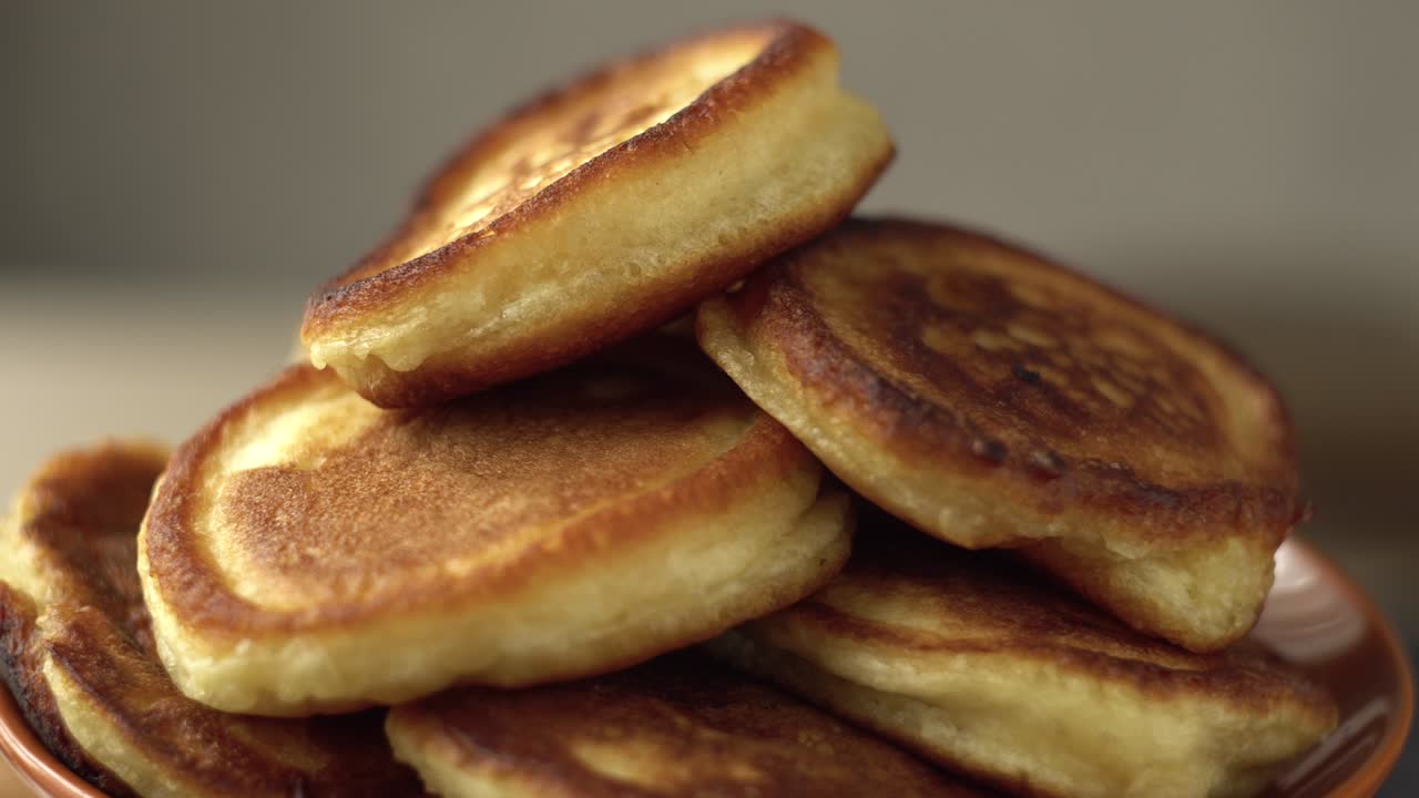 panqueques cocidos en un platillo