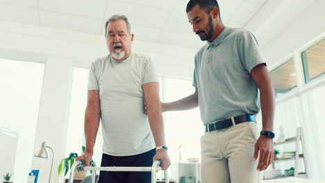 Hombre,-Fisioterapeuta-Y-Paciente-En-El-Cuidado-De-Ancianos.