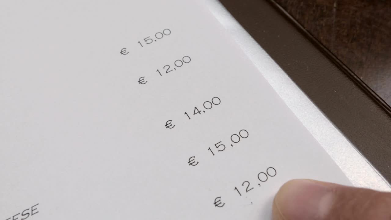navegando por el menú en el restaurante con el dedo, los precios