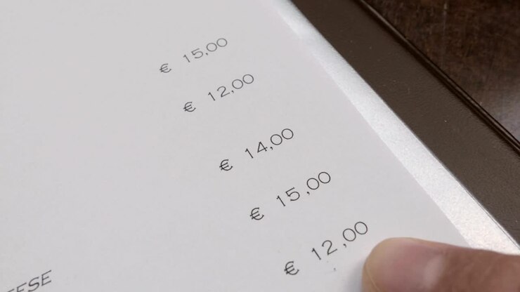 sfogliare il menu nel ristorante con il dito, i prezzi