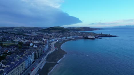 imágenes de drones en un día de verano en uk gales aberystwyth alrededor de la playa, el puerto, la costa, el acantilado y el frente de la ciudad-23