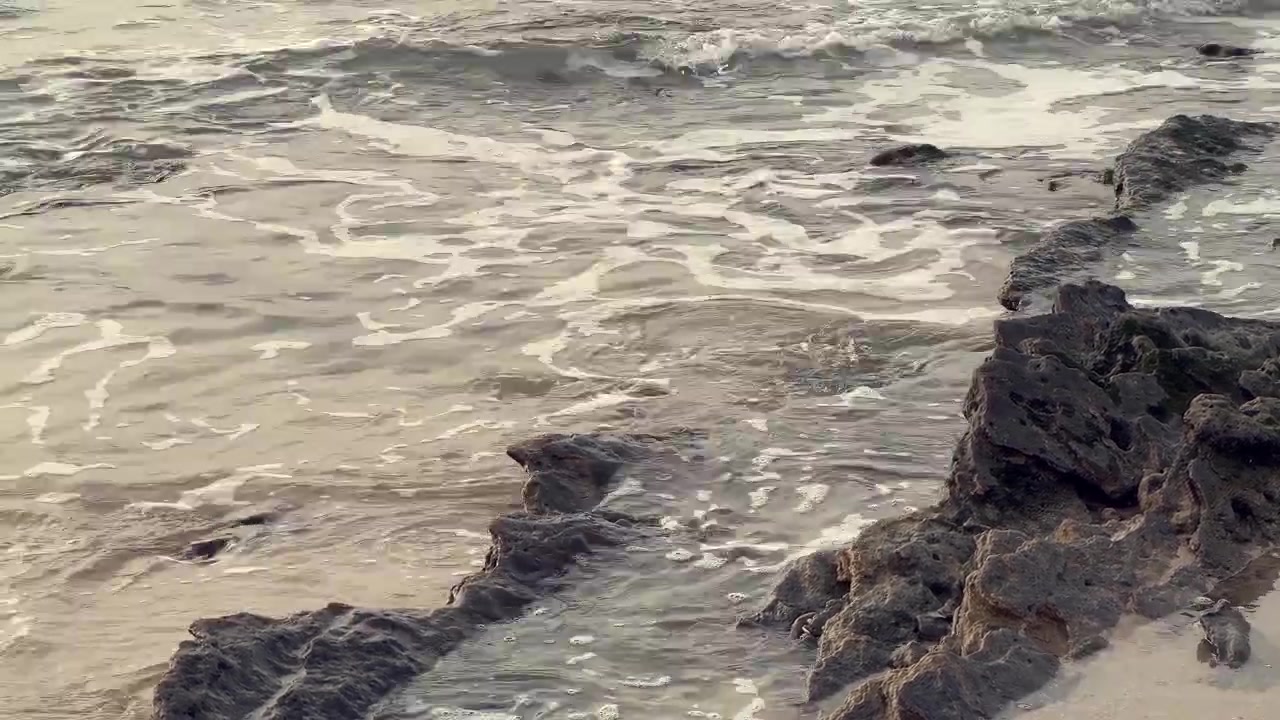 Vista statica delle onde del mare sulle rocce. Primo piano