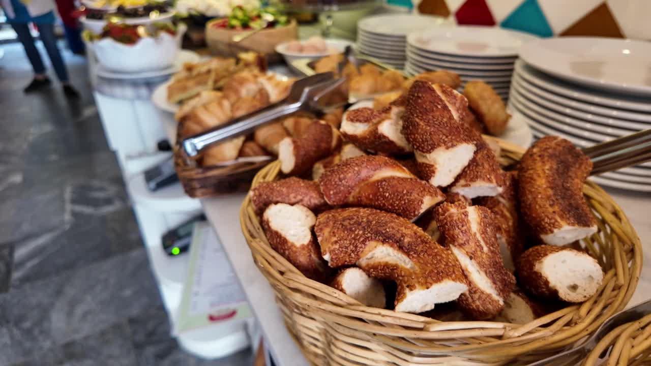 Primo piano di pane fresco e simit in cesti a un buffet
