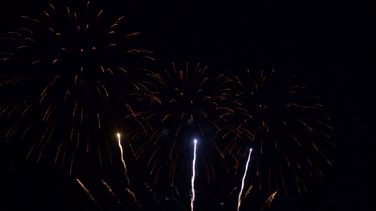 hermosa exhibición de trabajo de fuego colorido por la noche para la celebración en el festival