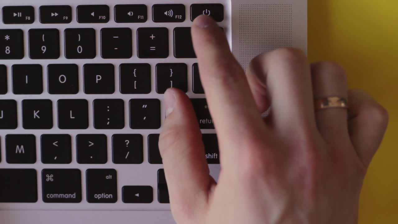 드디어 퇴근 시간 노트북 끄기