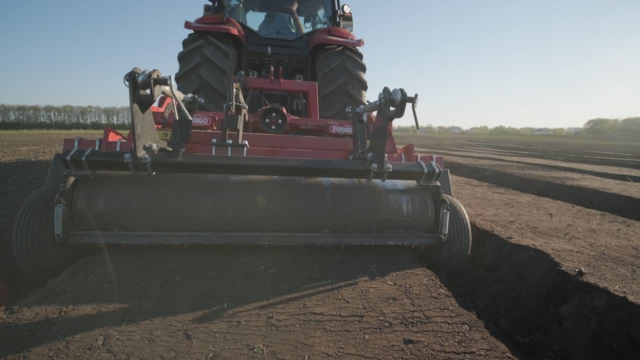 트랙터는 농사를 짓기 위해 토양을 준비합니다.