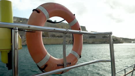 Barco-Salvavidas-En-La-Valeta,-Malta,-Imágenes-Del-Océano.