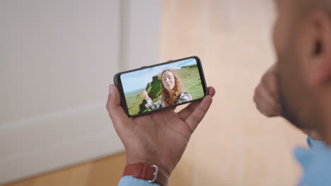 pantalla telefónica y conexión de videollamadas