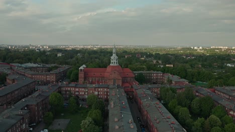 Iglesia-De-Santa-Ana-Y-Los-Edificios-De-Ladrillo-Rojo-En-El-Barrio-De-Nikiszowiec-En-Katowice,-Polonia