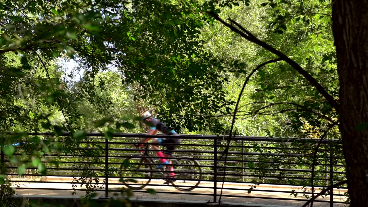 corredores de bicicletas atravesando un sendero durante una carrera de bicicletas en boulder, colorado