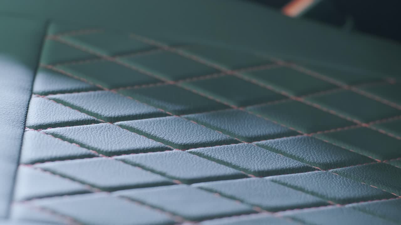 cubiertas de asiento de cuero negro en el coche. hermoso diseño interior de automóvil de cuero. asientos de cuero de lujo en el automóvil.