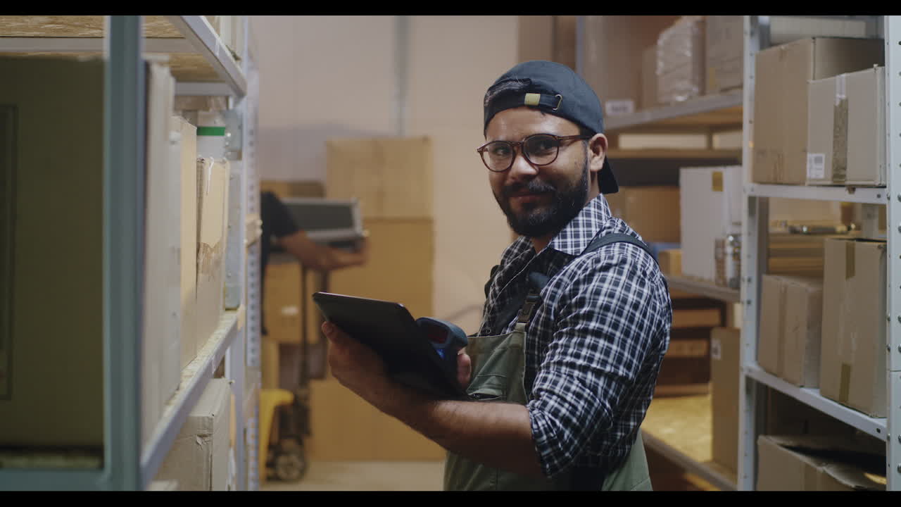 trabajador de almacén comprobando el inventario