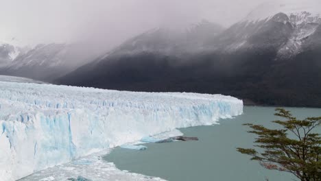 Un-Plano-General-De-Un-Enorme-Glaciar-2