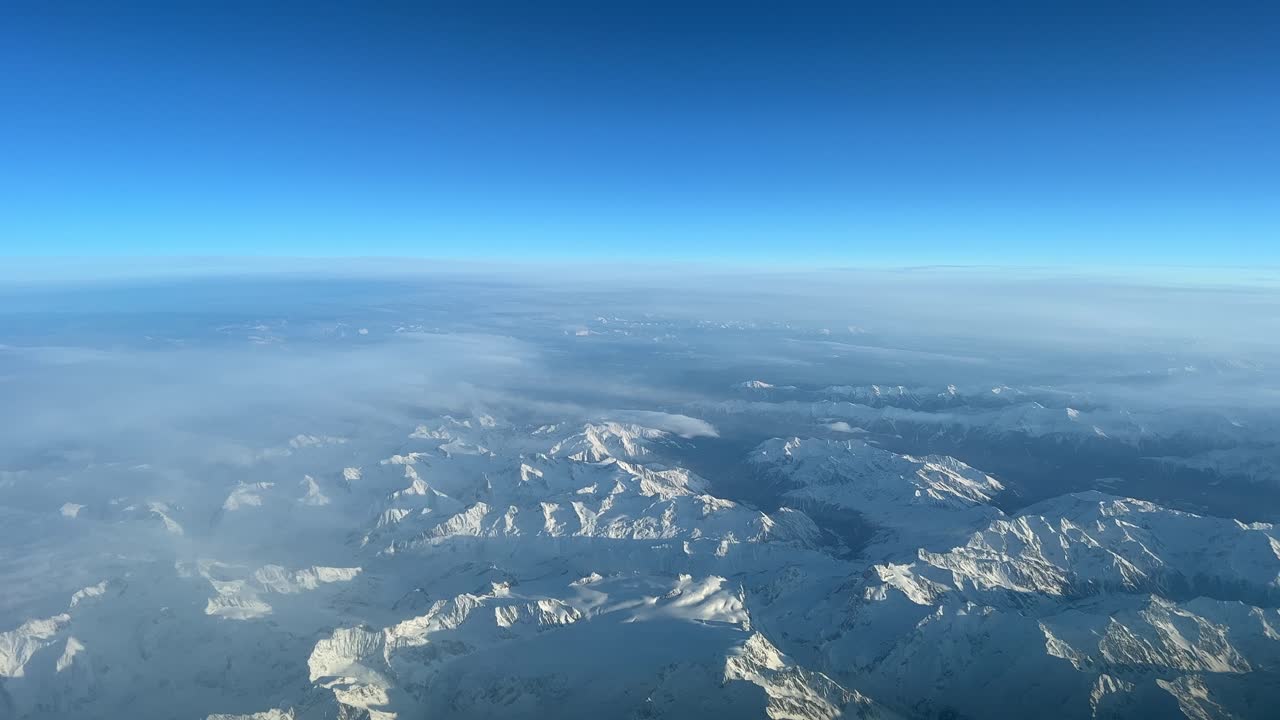 vista de los alpes italianos nevados volando hacia el sur a 10000m de altura