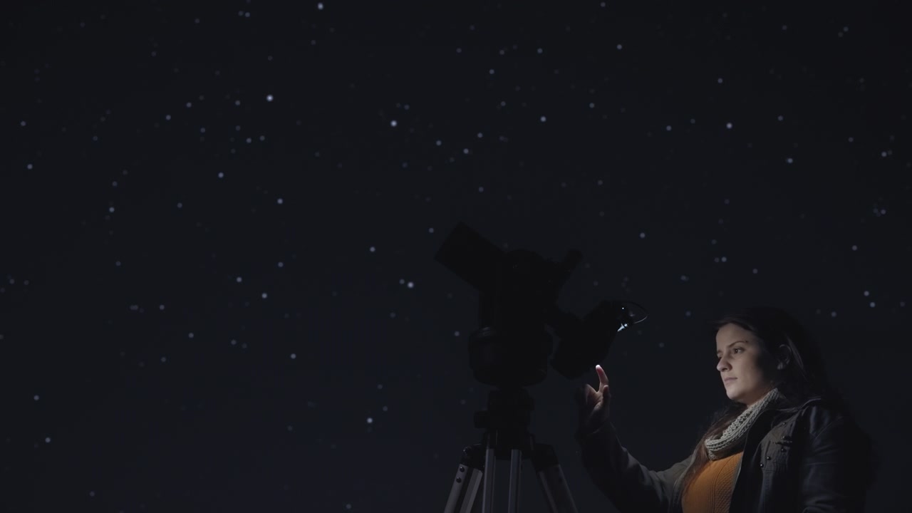 Donna che filma le stelle di notte