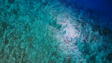 Pintoresco-Mar-Claro-Del-Arrecife-De-Mauricio,-De-Arriba-Hacia-Abajo,-Giro-Aéreo-Lento-4k