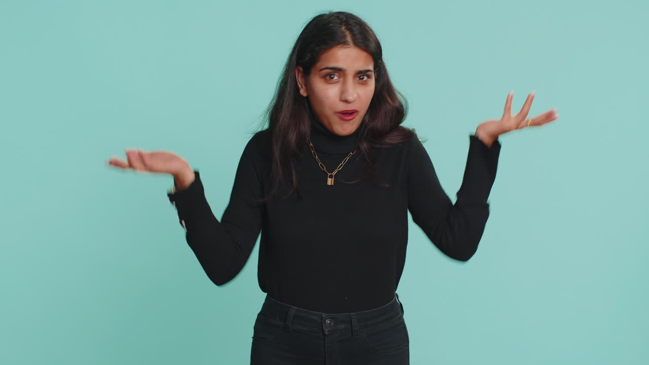 desconcertada, sin idea, insegura, mujer levantando las manos, indefensa, avergonzada, confundida, pregunta difícil.