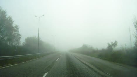 El-Coche-Viaja-Con-Niebla-Y-Lluvia