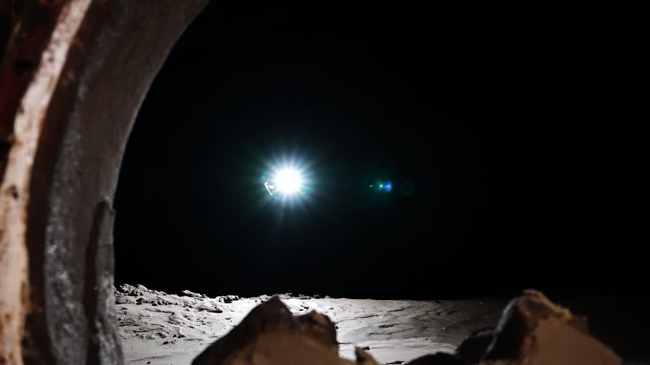 dron de inspección con luz led brillante encendida inspecciona el entorno peligroso