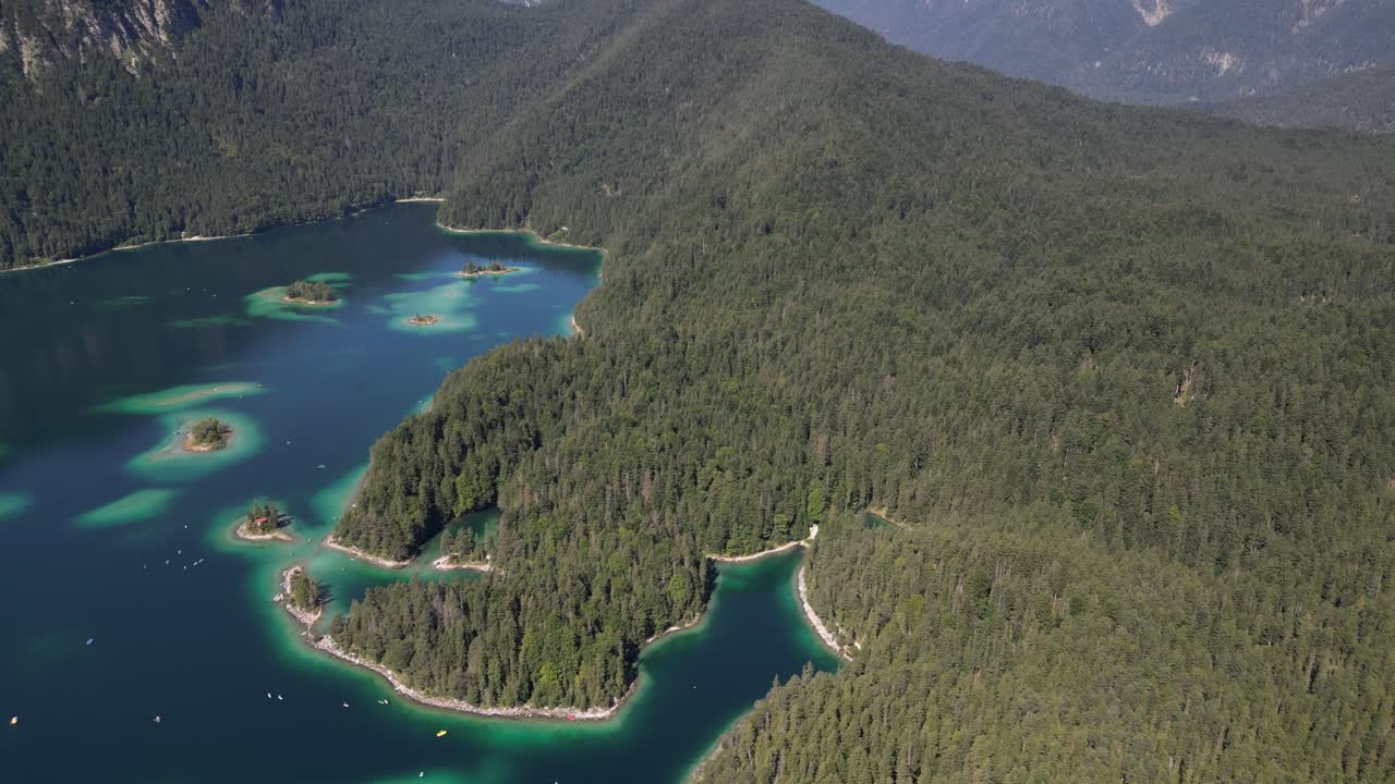 독일의 자연을 촬영한 드론 mavic 헬리 ⁇ 터 여름 태양의 날 야외 스포츠 하이킹 활동 관광 개념과 물 스포츠 요트 크리스탈  ⁇ 은 신선한 물 eibsee 호수 바이에른 독일