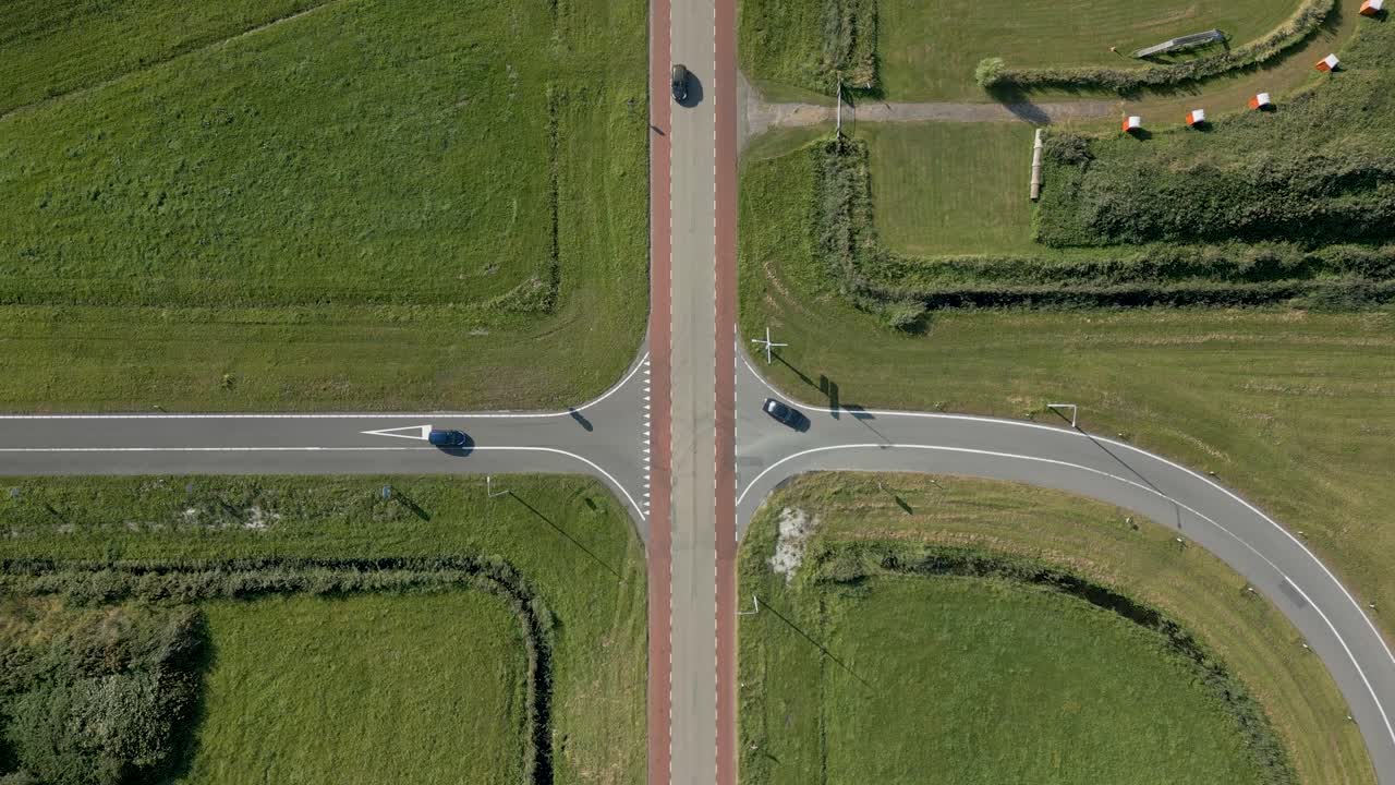 시골 도로 교차로 의 공중 사진