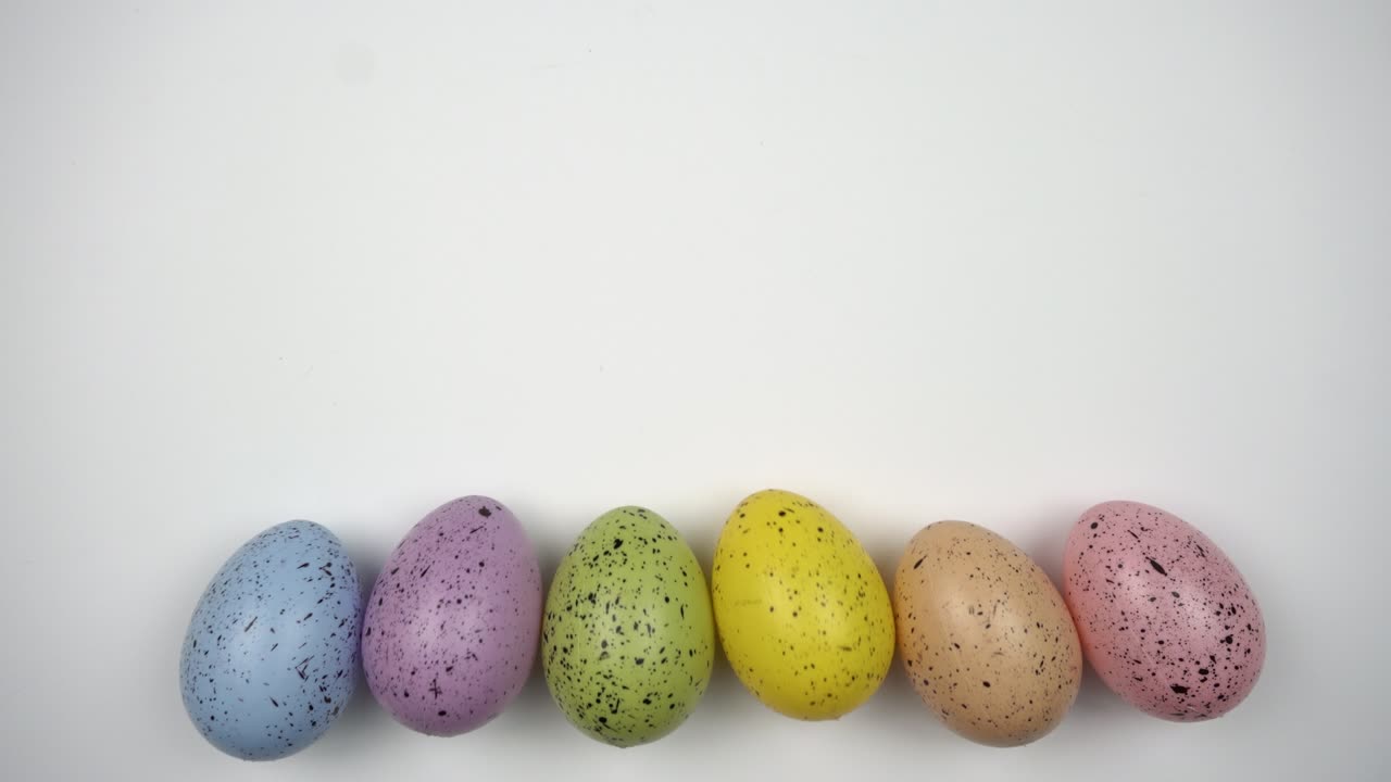 Símbolo de la Pascua. Huevos de Pascua coloridos y una festividad en cada hogar