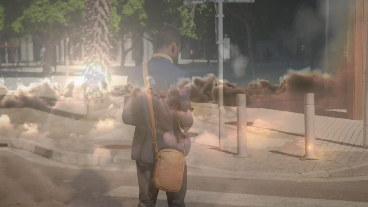 스마트폰을 사용하여 도시 거리를 가로지르는 사람과 함께 하늘에 있는 구름의 애니메이션