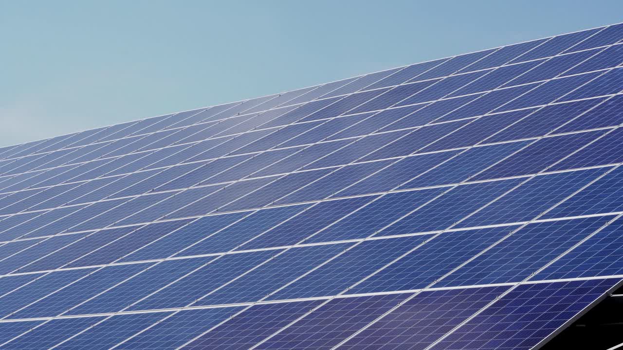 Moduli di pannelli solari sul tetto. Grande centrale solare.
