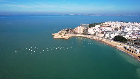 veleros anclados en la costa de la ciudad blanca de cádiz, españa vista aérea