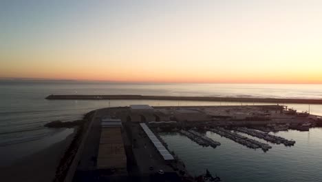 establecimiento de una toma de barcos anclados en un puerto durante la puesta de sol