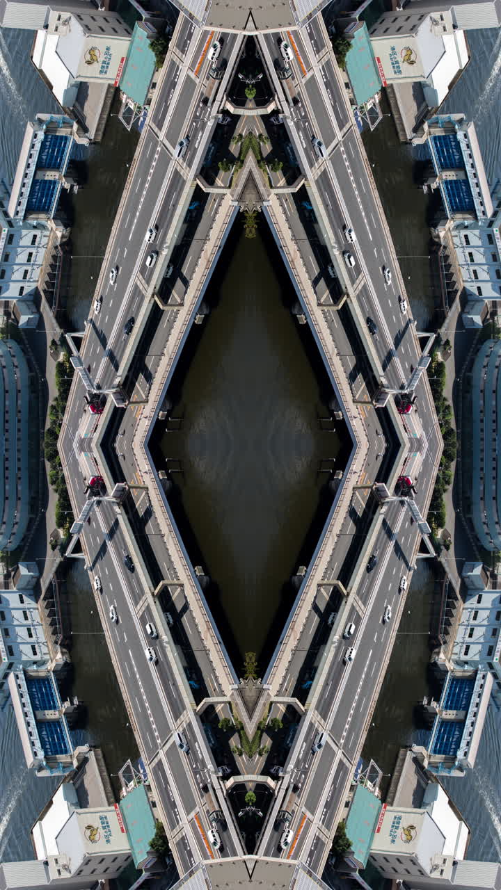 imágenes de espejo del tráfico en la autopista de tokio vertical