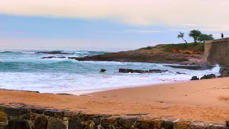 Playa-De-Carcavelos,-Portugal-Surf-#surf-#surf-Hermosa-Arena-Y-Olas-Bajo-Un-Cielo-Azul-Nublado