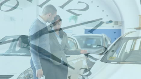 animación de reloj haciendo tic-tac pareja caucásica de pie junto a un coche y hablando
