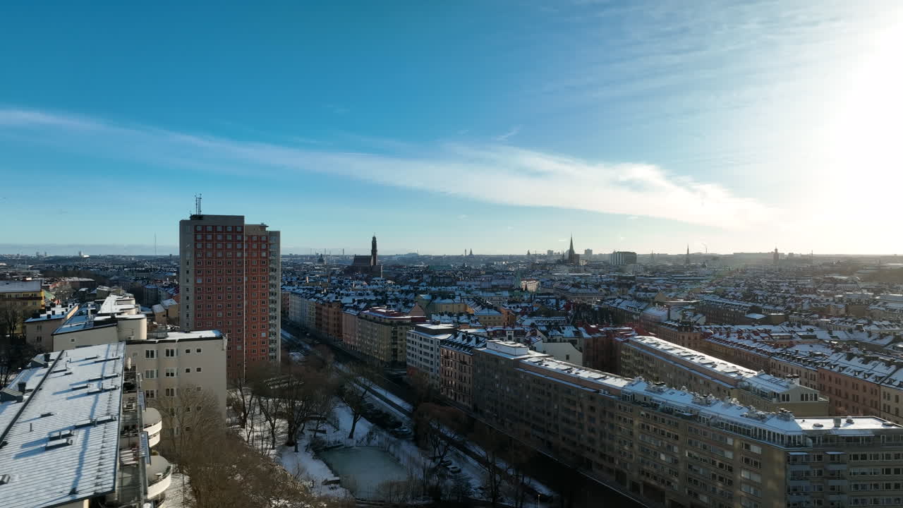 día de invierno antena albano y valhallavägen, calles nevadas de estocolmo, suecia