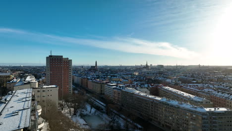 Día-De-Invierno-Antena-Albano-Y-Valhallavägen,-Calles-Nevadas-De-Estocolmo,-Suecia