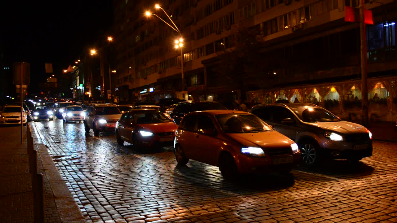 Il movimento delle auto a Kiev. Riprese notturne