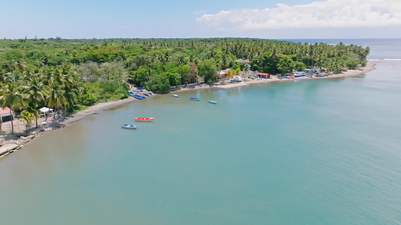 playa de palenque con barcos amarrados cerca de la costa en san cristobal, república dominicana - toma aérea de drones