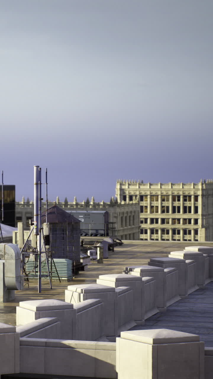Tejados de la ciudad muestran edificios antiguos y nuevos al atardecer en un lugar tranquilo.