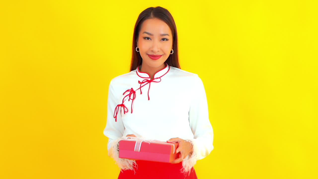 선물, 노란색 배경 슬로모를 제시하는 꽤 친절한 아시아 여자