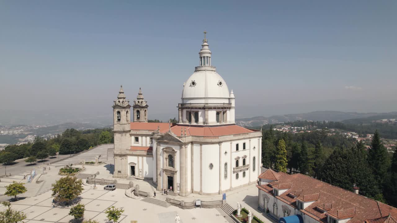 órbita aérea sobre el santuario de sameiro en la cima de las vistas a la montaña - braga