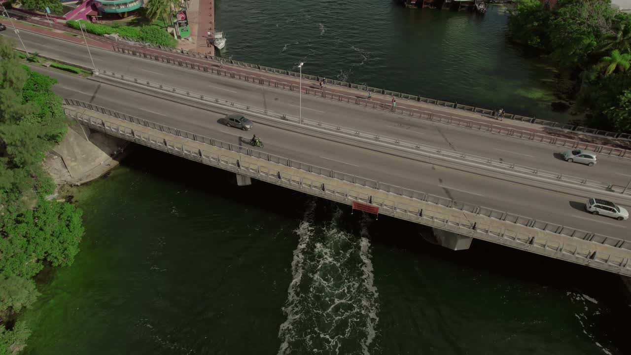 리비에라 메이 (riviera may) 를 가로지르는 고속도로 다리 (aerial road bridge) 는 멕시코 칸쿠 (cancun) 에서 지나가는 자동차입니다.