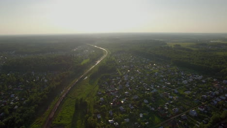 Luftaufnahme-Mit-Landschaft-Und-Fahrendem-Zug-Russland