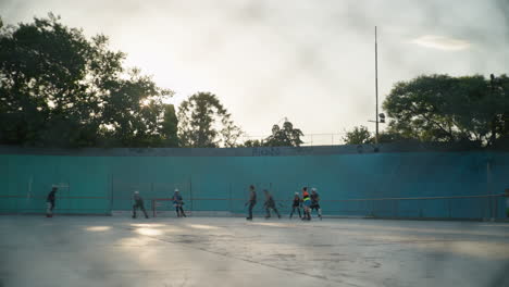 Vista-General-Del-Campo-De-Hockey-Callejero-Con-Jugadores-Que-Hacen-Un-Entrenamiento-Divertido